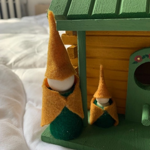 Peg Doll Cabin Birdhouse - Picture 4 of 9